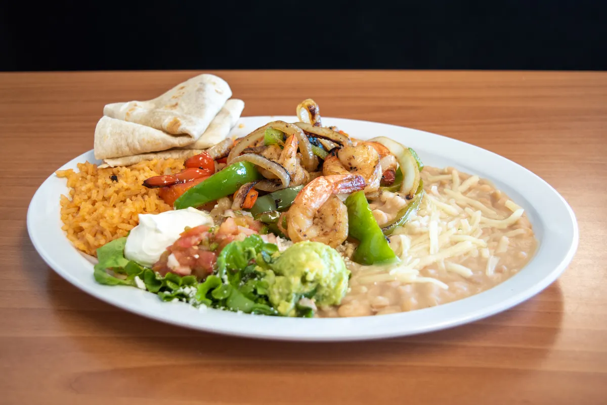 Camarones al Mojo de Ajo Plate with Guacamole